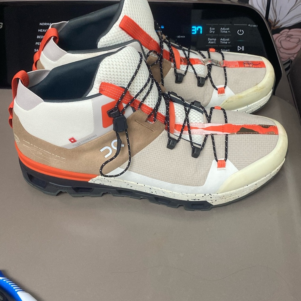oncloud hiking boots/high top